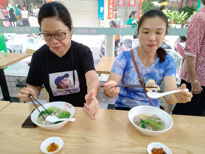 胃口福餃子云吞?hào)|方市場(chǎng)店開業(yè)，數(shù)百市民排隊(duì)嘗鮮